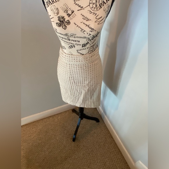 Banana Republic tan patterned cutout skirt, sz 6P - Picture 4 of 5